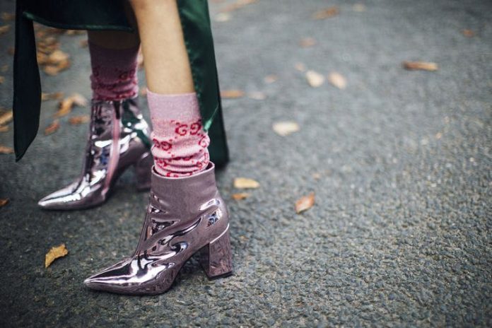 Socks Shoes: il nuovo trend è indossare scarpe e calze insieme - Ragazzamoderna.it
